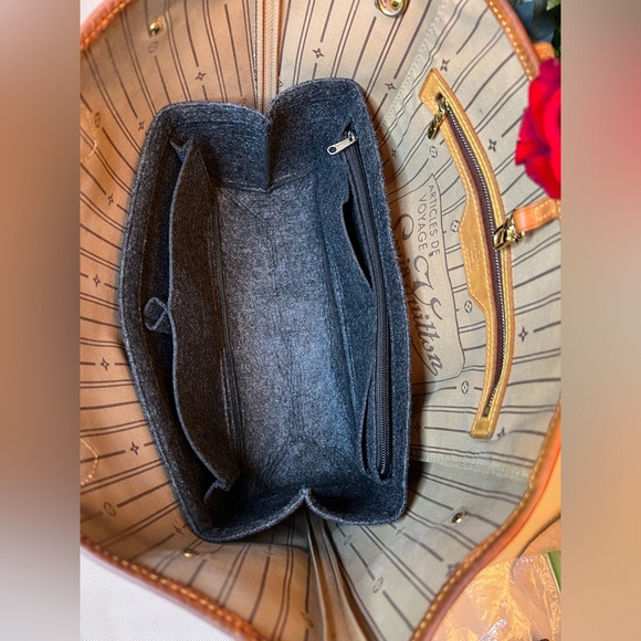 LOUIS VUITTON LV Neverfull MM Monogram Bag - Picture 13 of 17